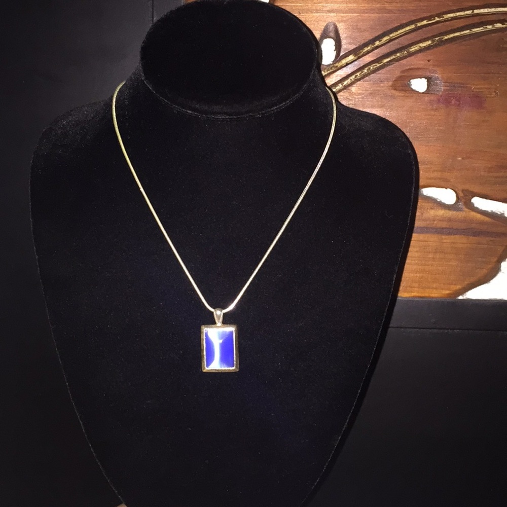❤️gorgeous silver necklace with blue accents❤️